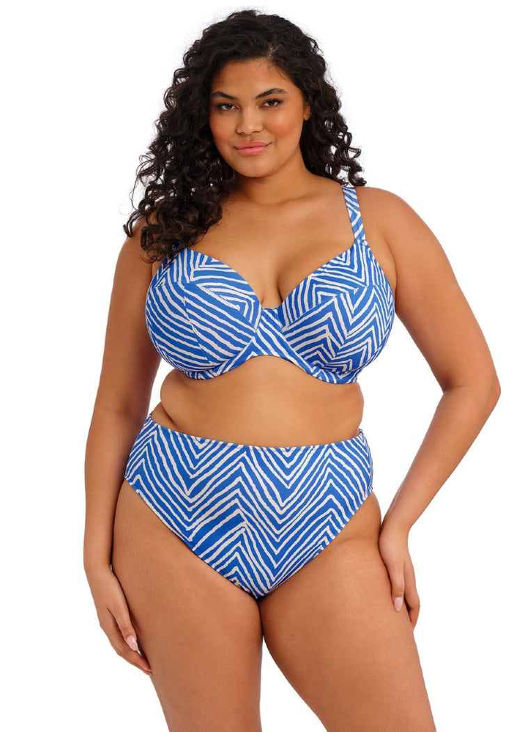 Model in Fiji Falls Plunge Bikini Top Ocean voorzijde
