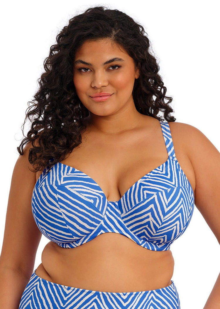 Model in Fiji Falls Plunge Bikini Top Ocean voorzijde