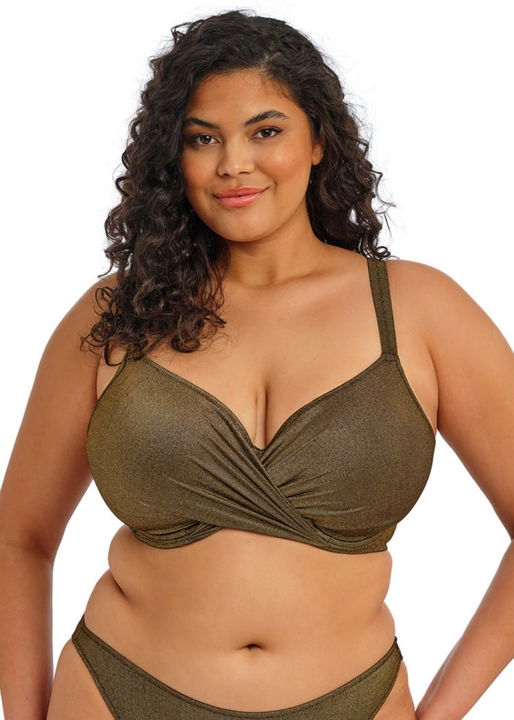 Model in Sunset Shimmer Plunge Bikini Top Gold Rush voorzijde