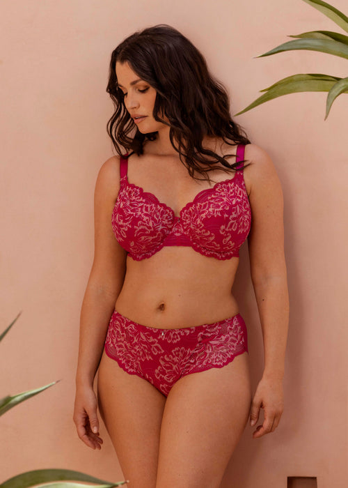 Model in Emmaline Broekje Cerise voorzijde