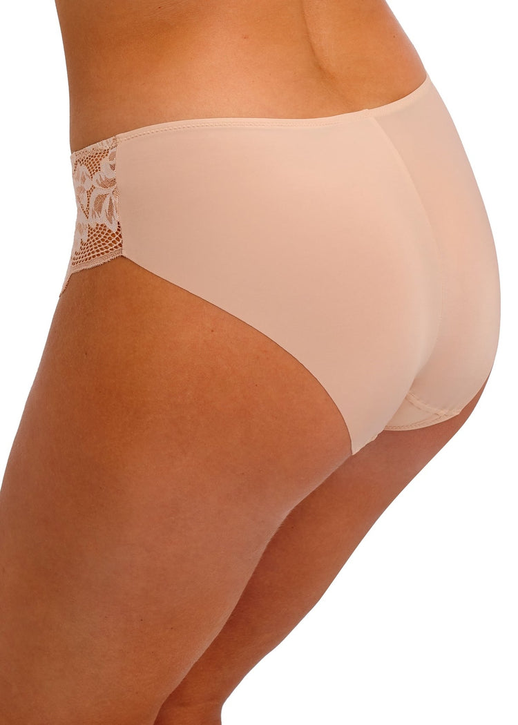 Model in Emmaline Broekje Natural Beige achterzijde