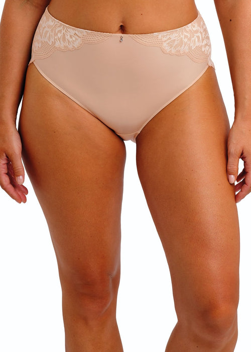 Model in Emmaline High Waist Broekje Natural packshot