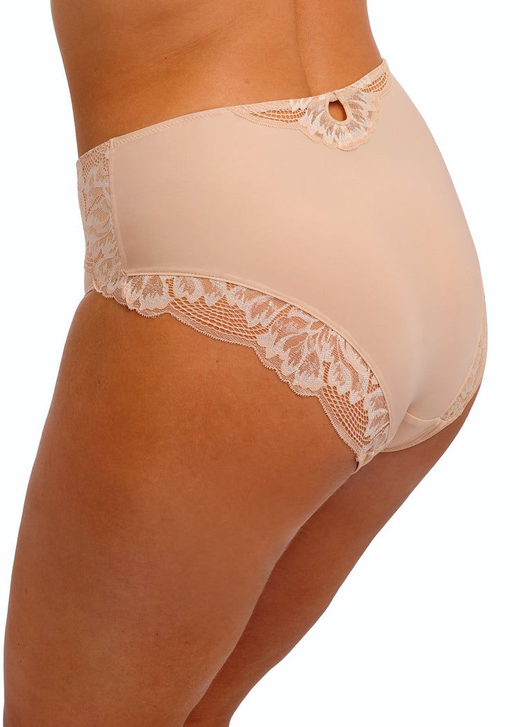 Model in Emmaline High Waist Broekje Natural achterzijde