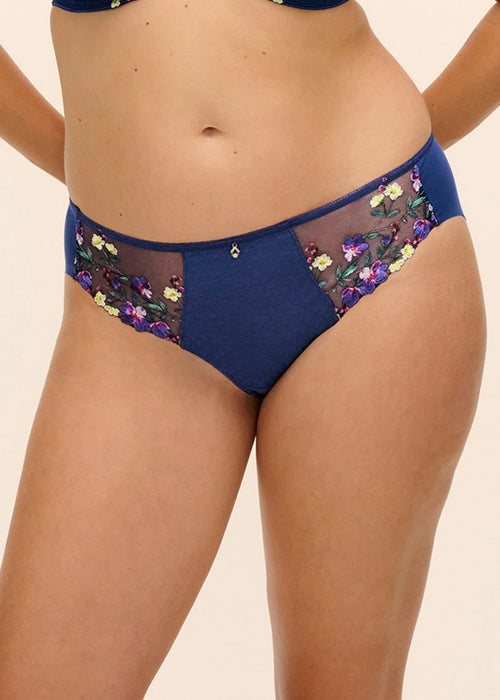 Model in Marie Broekje Sapphire voorzijde
