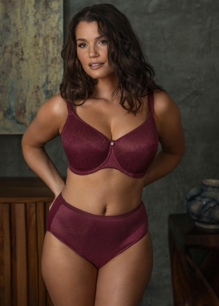 Model in Demure Side Support BH Fig lifestyle