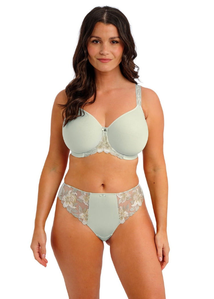 Model in Magdalena Voorgevormde Spacer BH Vintage Green voorzijde