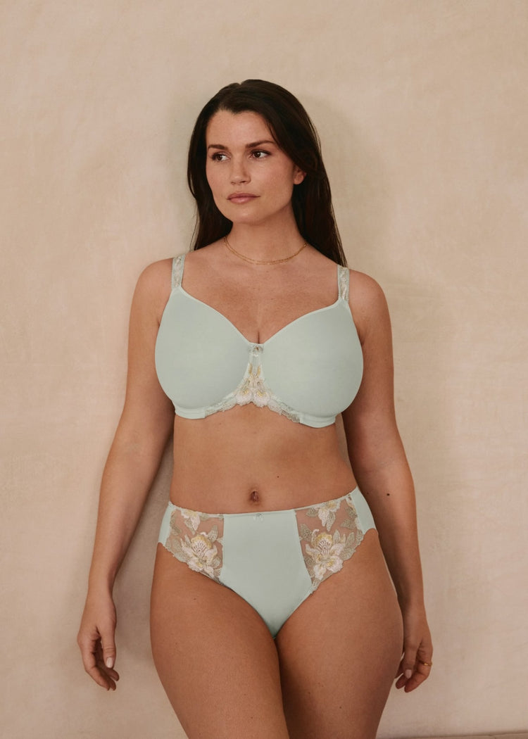 Model in Magdalena Voorgevormde Spacer BH Vintage Green lifestyle