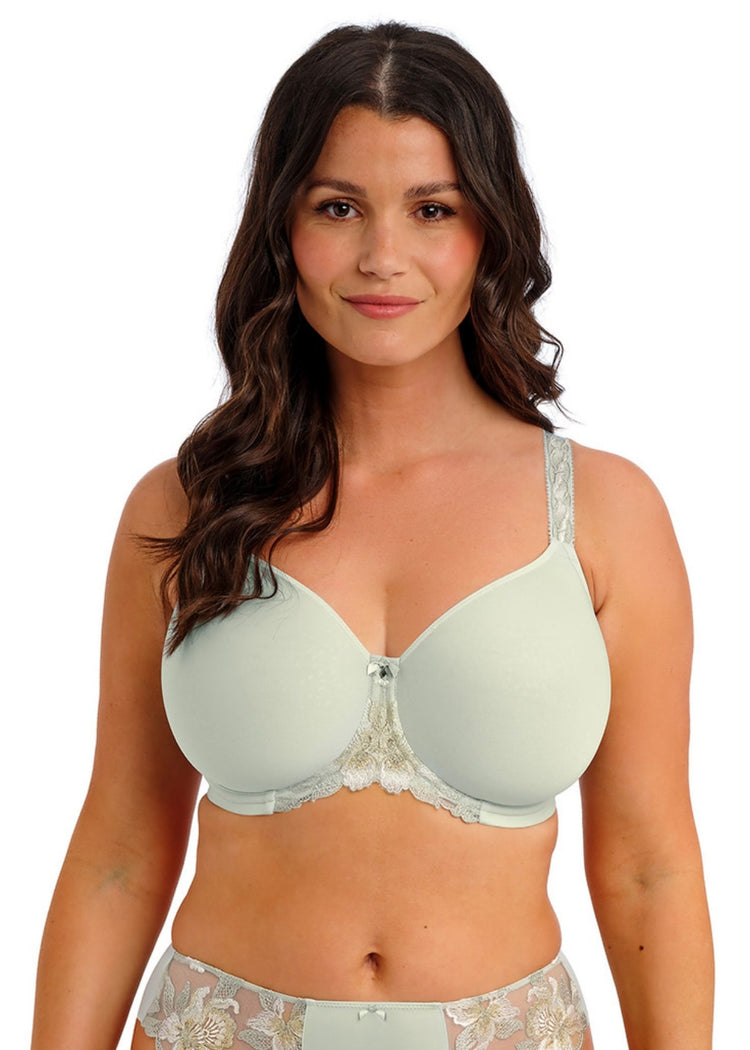 Model in Magdalena Voorgevormde Spacer BH Vintage Green voorzijde