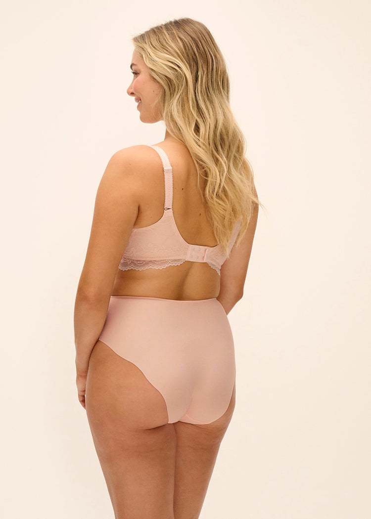 Model in Cesile Side Support BH Peach Sorbet achterzijde