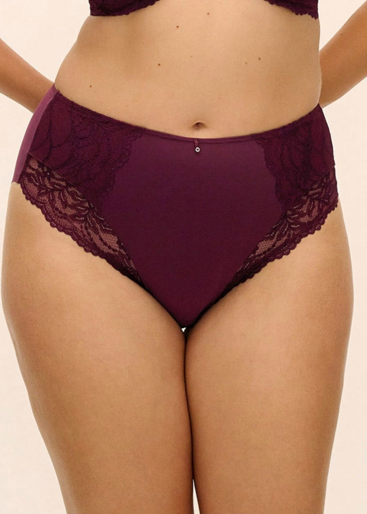 Model in Cesile High Waist Broekje Bordeaux voorzijde