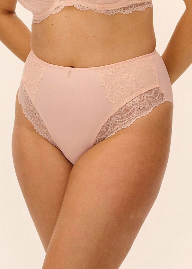 Model in Cesile High Waist Broekje Peach Sorbet voorzijde