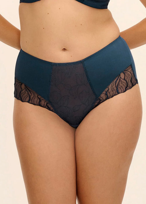Model in Full Potential High Waist Broekje Blue Stone voorzijde