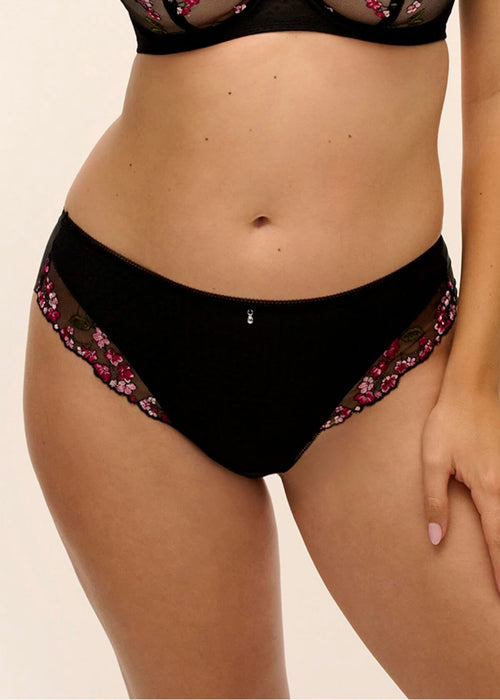 Model in Eliyse String Zwart voorzijde