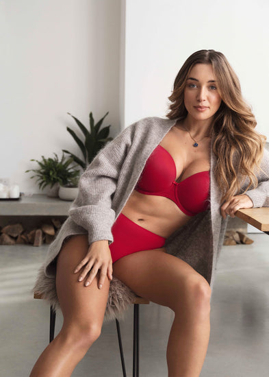 Model in Smoothease Invisible Stretch String Rood VoorzijdeModel in Smoothease Invisible Stretch String Rood Voorzijde