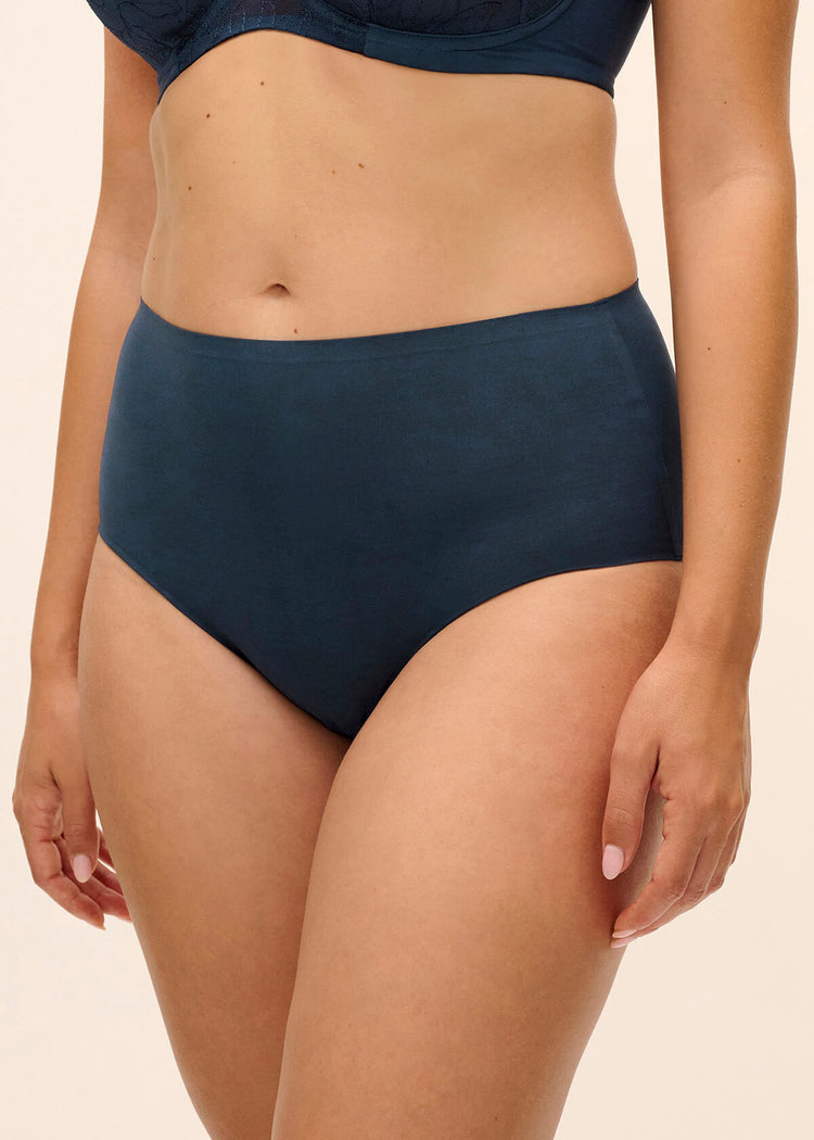 Model in Smoothease Invisible Stretch Broekje Blue Stone voorzijde