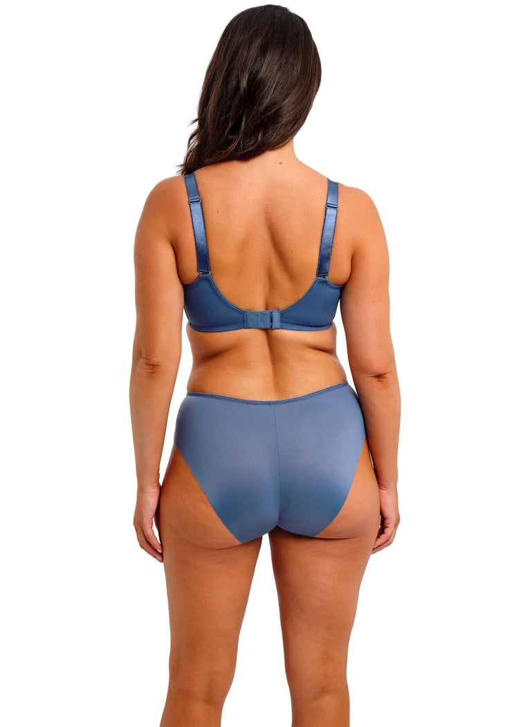 Model in Envisage Full Cup BH Evening Blue achterzijde