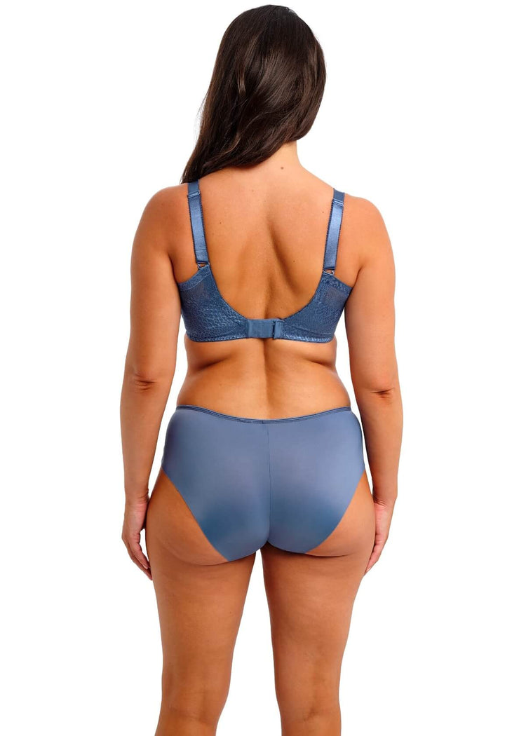 Model in Envisage Spacer BH Evening Blue achterzijde