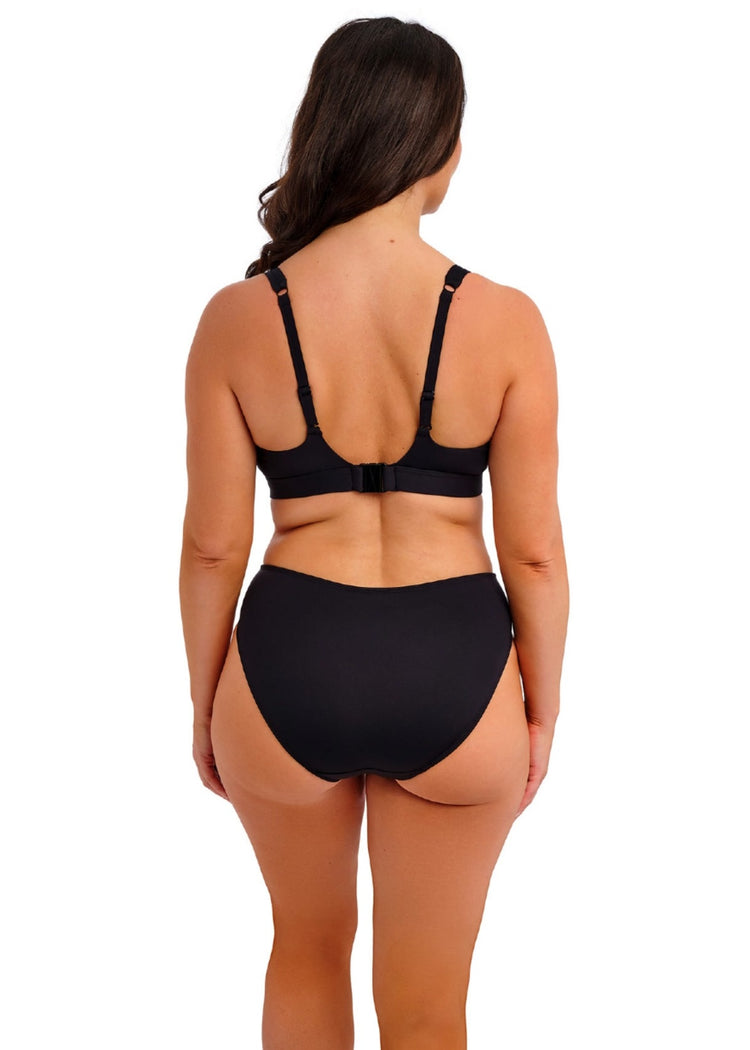 Model in Merissa Triangle Beugelloze Bikini Top Zwart achterzijde