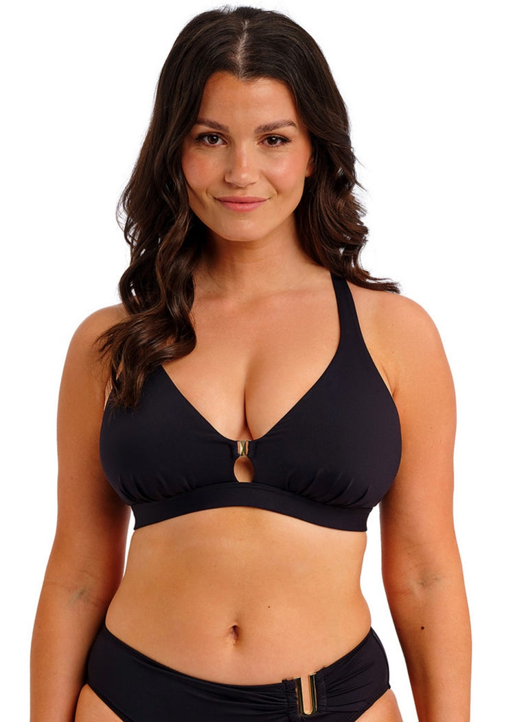 Model in Merissa Triangle Beugelloze Bikini Top Zwart voorzijde