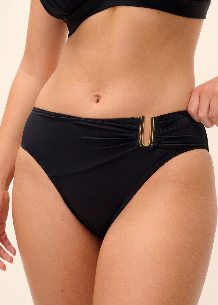 Model in Merissa Mid Rise Bikini Broekje Zwart voorzijde