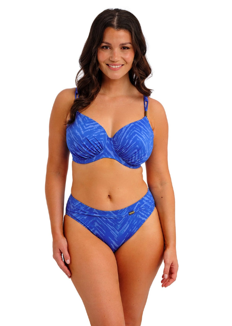 Model in Punta Mita Full Cup Bikini Top Sapphire voorzijde