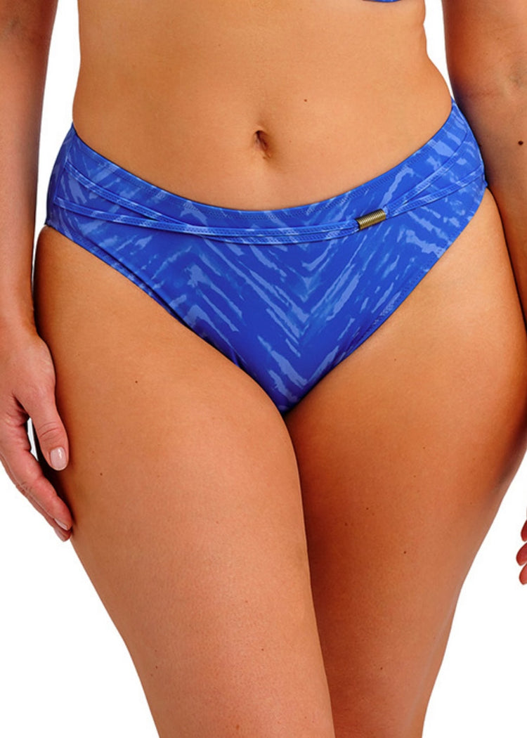 Model in Punta Mita Mid Rise Bikini Broekje Sapphire voorzijde