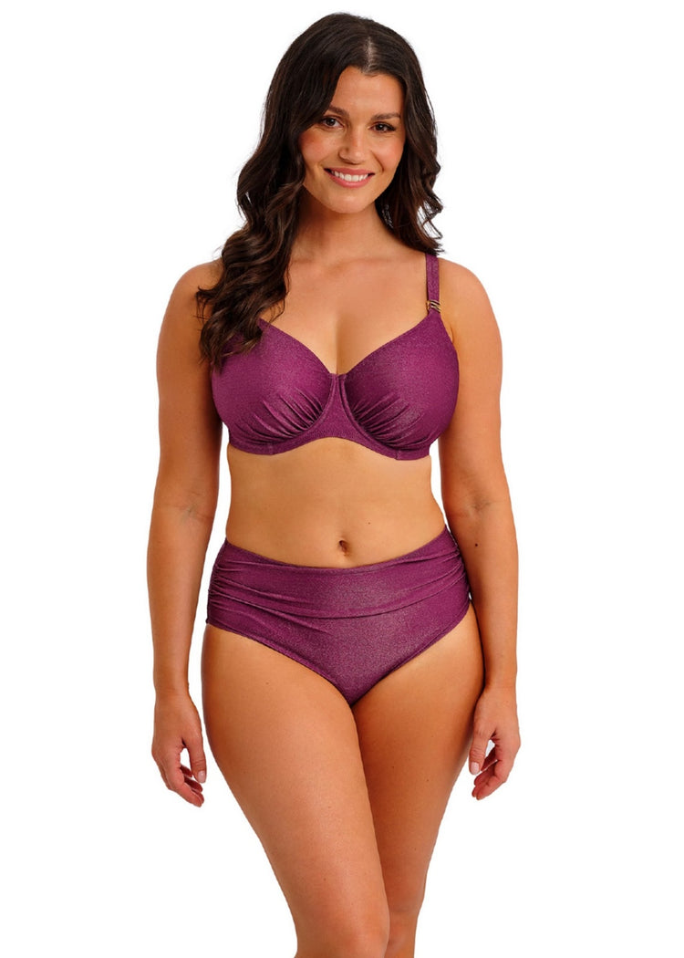 Model in Paros Coast Full Cup Bikini Top Berry Shimmer voorzijde