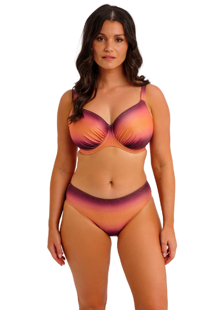 Model in Paros Coast Full Cup Bikini Top Sunset Glow voorzijde