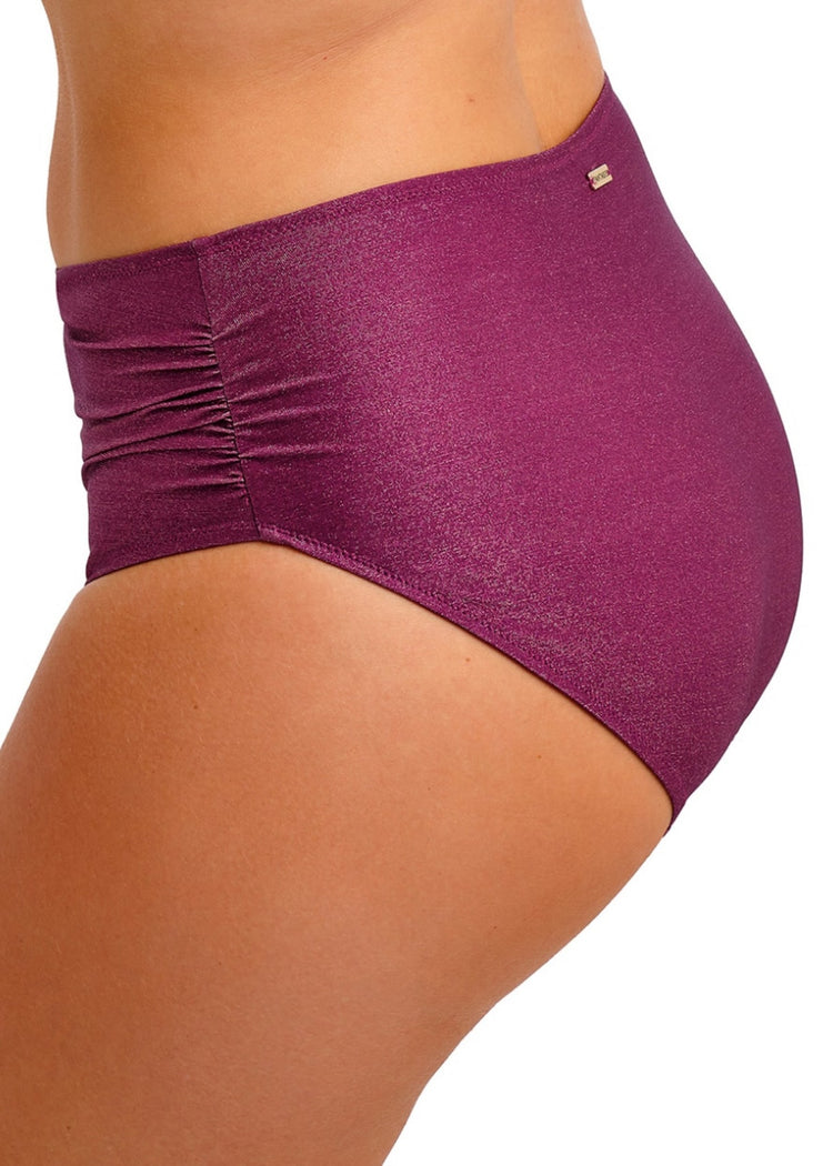 Model in Paros Coast High Waist Bikini Broekje Berry Shimmer achterzijde