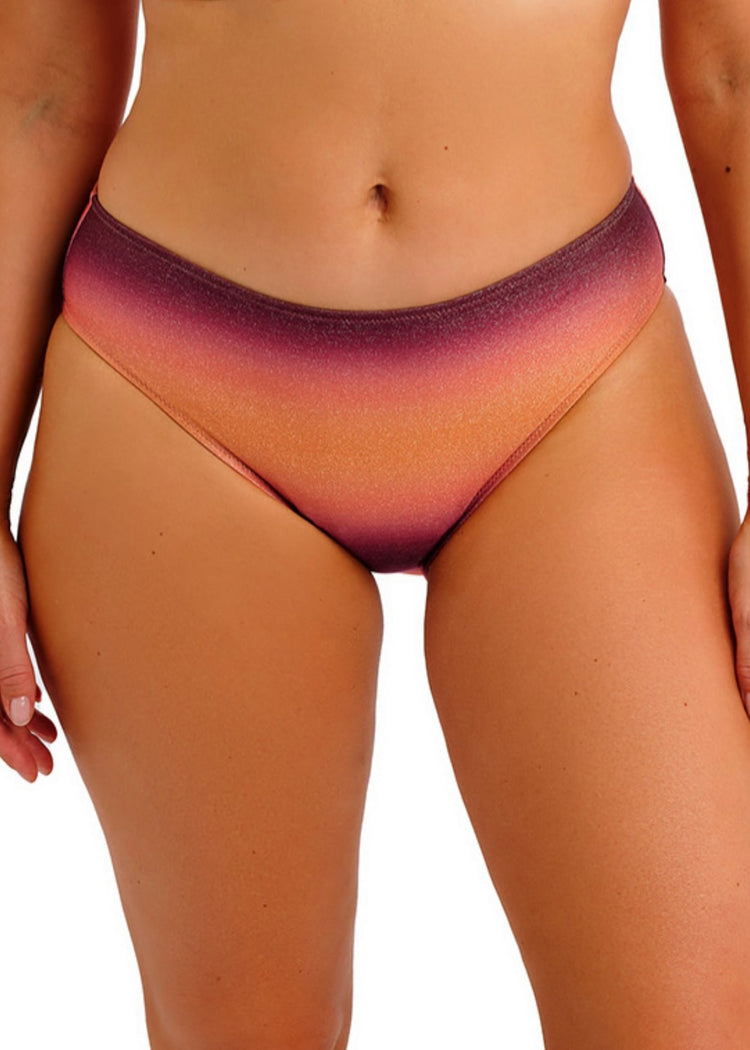 Model in Paros Coast Mid Rise Bikini Broekje Sunset Glow voorzijde