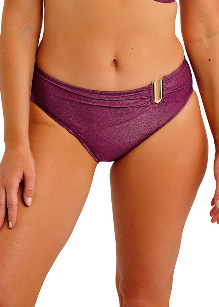 Model in Paros Coast Mid Rise Bikini Broekje Berry Shimmer voorzijde