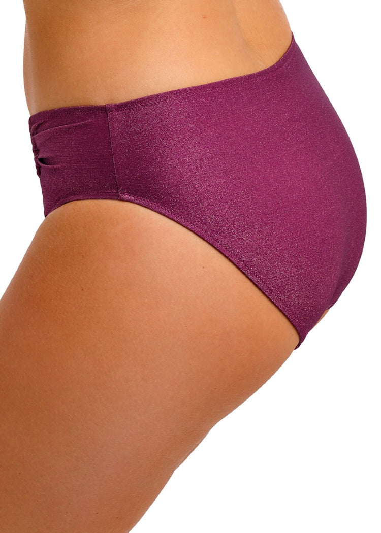 Model in Paros Coast Mid Rise Bikini Broekje Berry Shimmer achterzijde