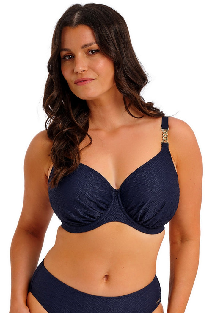Model in Azores Full Cup Bikini Top Midnight voorzijde