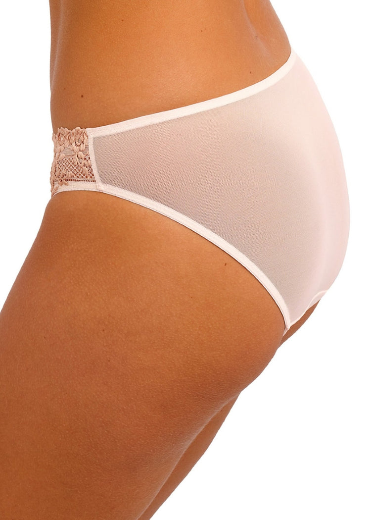 Model in Embrace Lace Broekje Angel Wing/Rose Dust achterzijde
