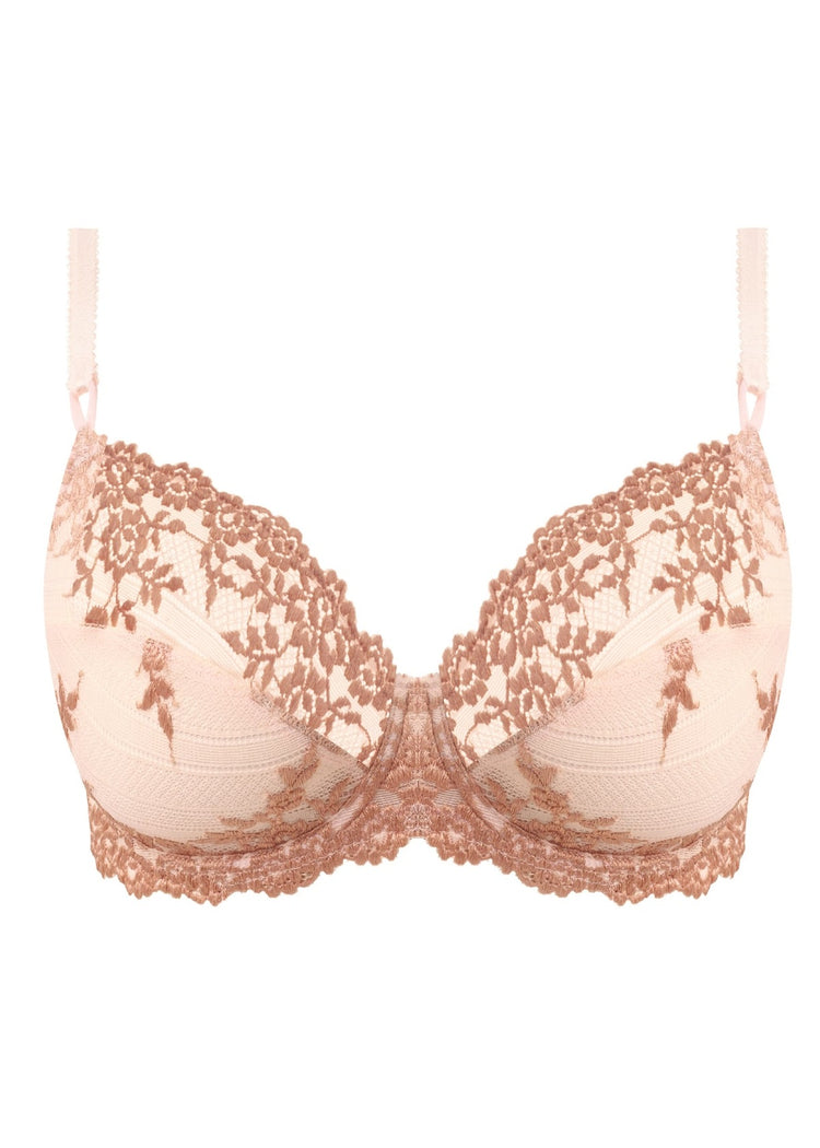 Model in Embrace Lace Stretch BH Angel Wing/Rose Dust Stretch BH packshot