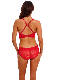Model in Halo Lace Beugelloze Bralette Equestian Red achterzijde