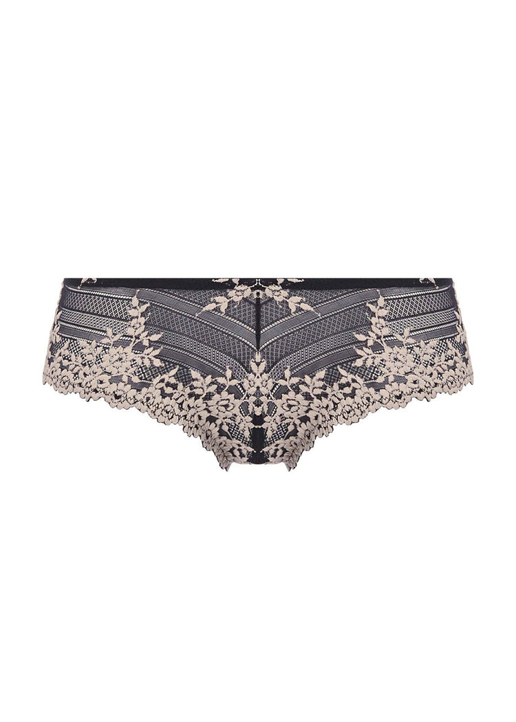 Model in Embrace Lace Tanga Broekje Black packshot