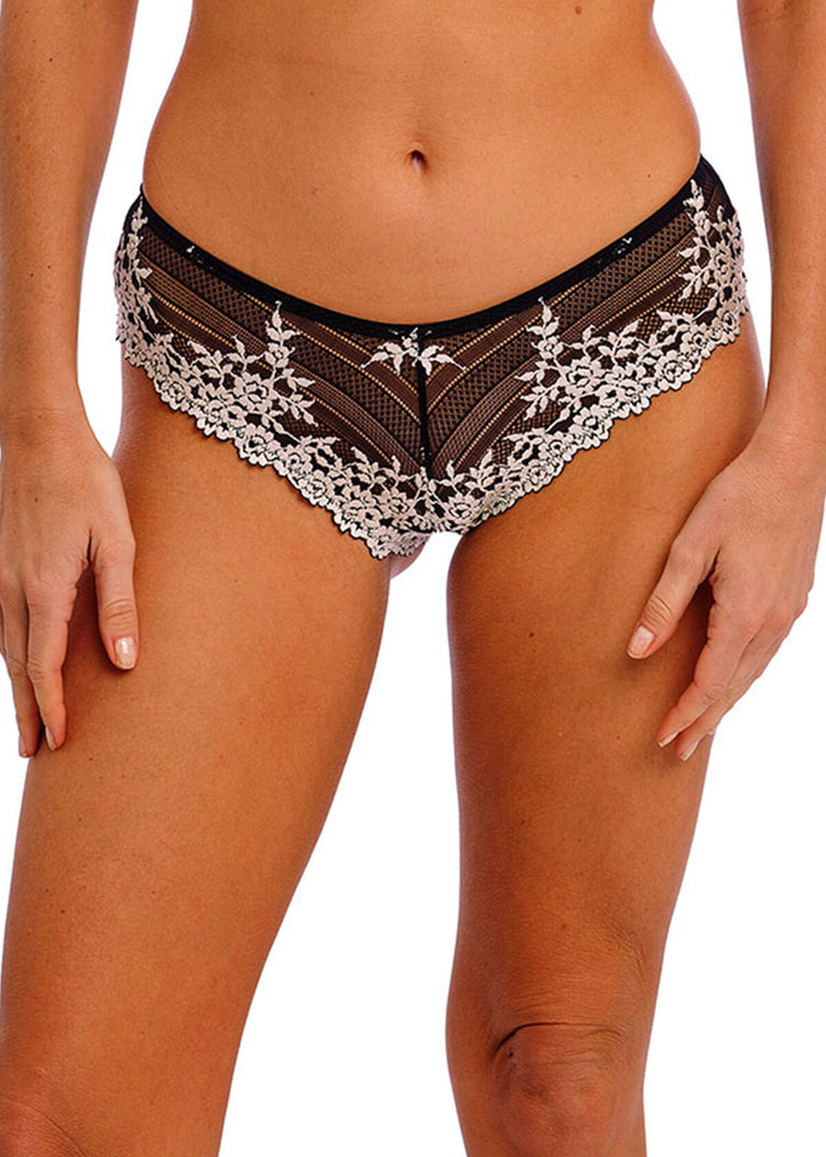 Model in Embrace Lace Tanga Broekje Black voorzijde