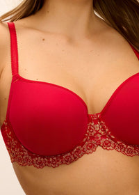 Model in Embrace Lace Contour BH Grandalia Red/Rose Gold voorzijde 
