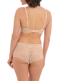 Model in Raffine Plunge BH Frappe achterzijde