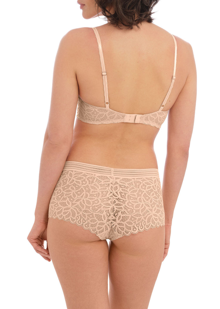 Model in Raffine Plunge BH Frappe achterzijde