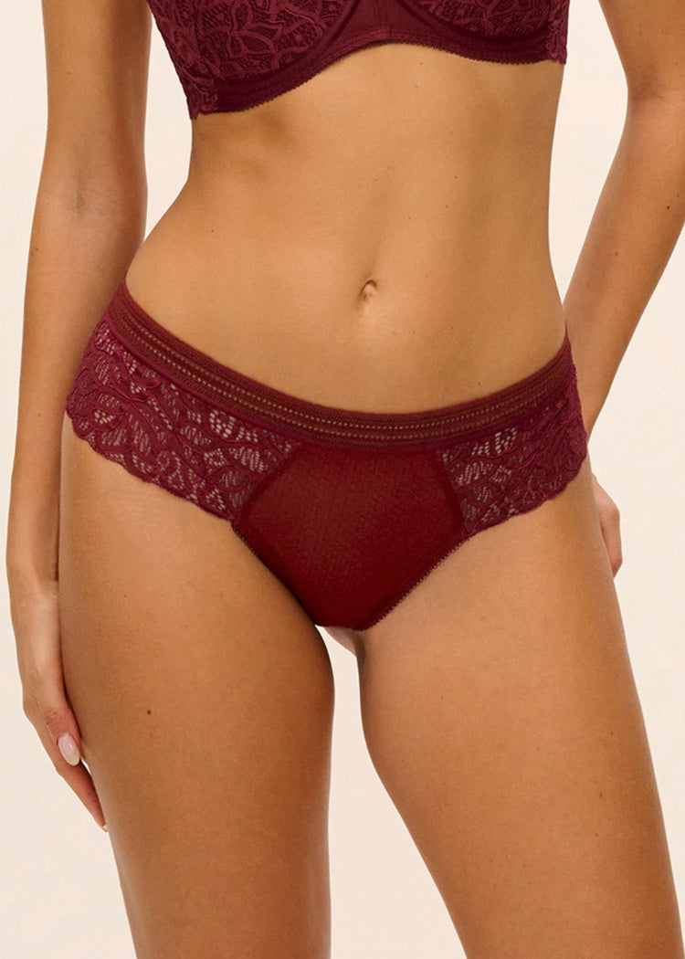 Model in Raffine Tanga Broekje Carmine voorzijde 