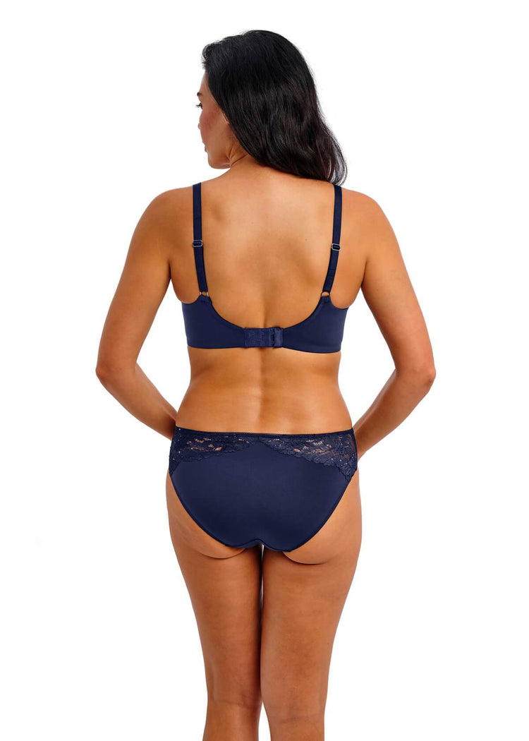 Model in Most Divine Stretch BH Dark Sapphire achterzijde