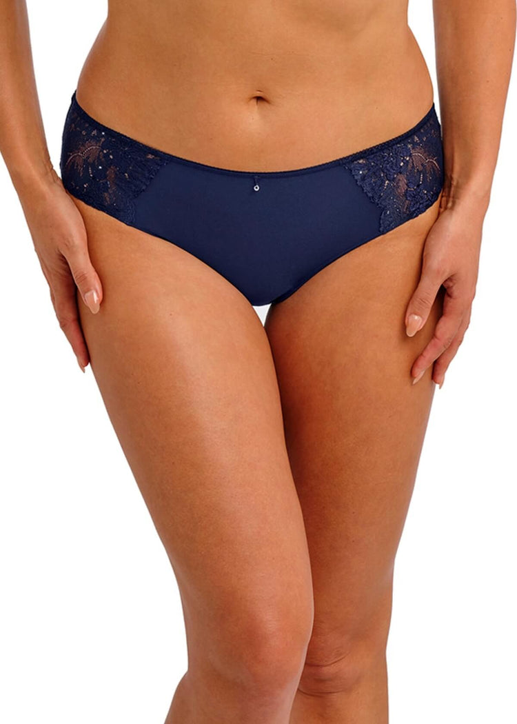 Model in Most Divine Broekje Dark Sapphire voorzijde