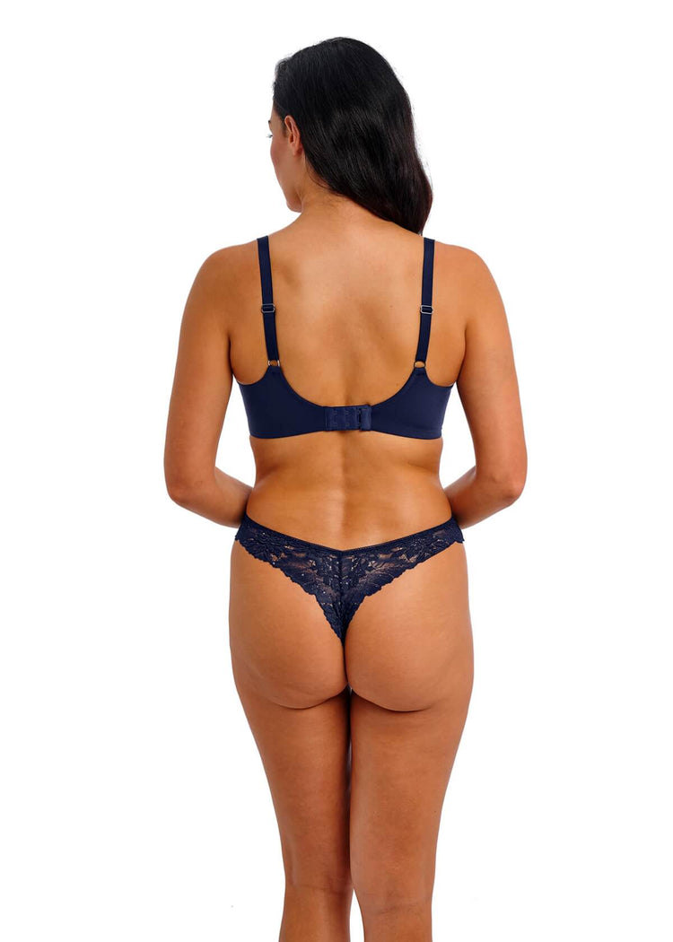 Model in Most Divine Plunge BH Dark Sapphire achterzijde