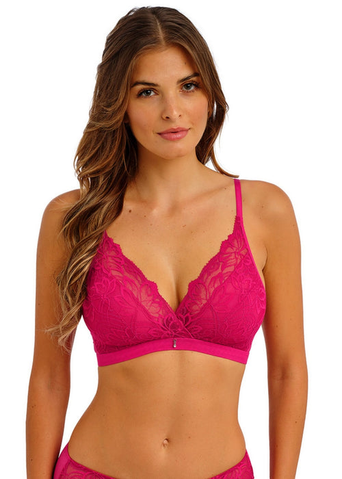 Model in Abellia Beugelloze Bralette Vivacious Pink voorzijde