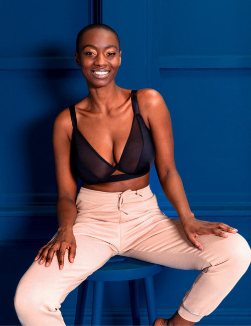Model in Get up and Chill Beugelloze Bralette Zwart voorzijde