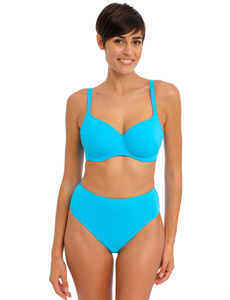 Model in Jewel Cove Sweetheart Bikini Top Turquoise voorzijde set