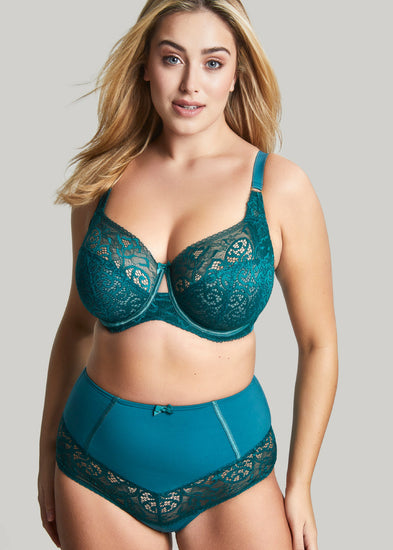 Model in Estel Emerald Full Cup BH Voorzijde