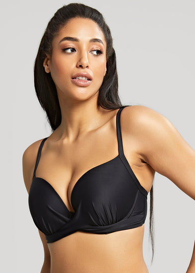 Model in Serenity Plunge Bikini Top Zwart Voorzijde